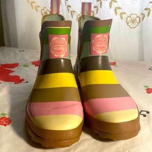 Wellibob Chelsea boots for a woman’s , Sz 6 , preowned , clean .